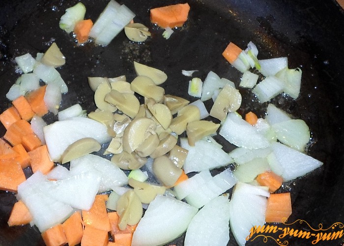 Соленые грибы положить в сковороду к обжаренным овощам