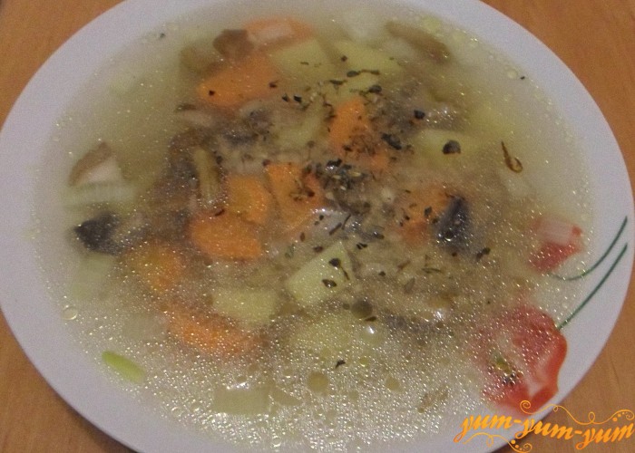 Суп с перловкой и грибами можно подавать к столу