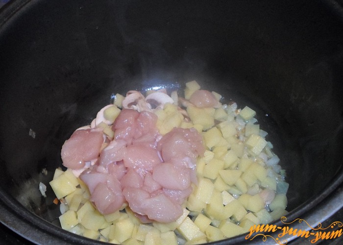 Добавить к луку грибы картофель и курицу
