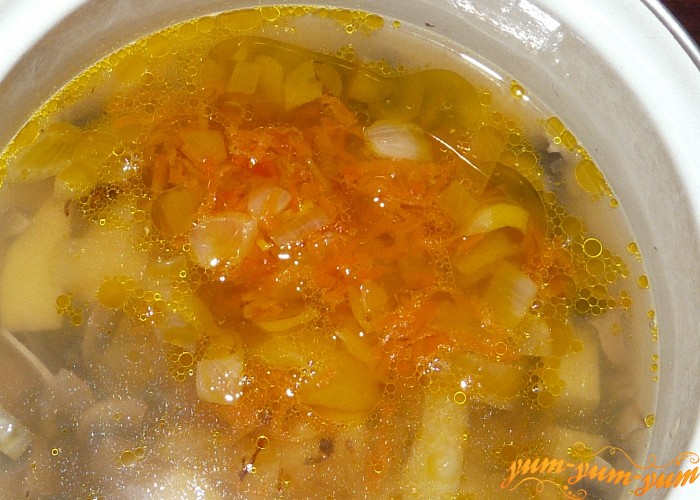 Добавить в суп обжаренные лук и морковь