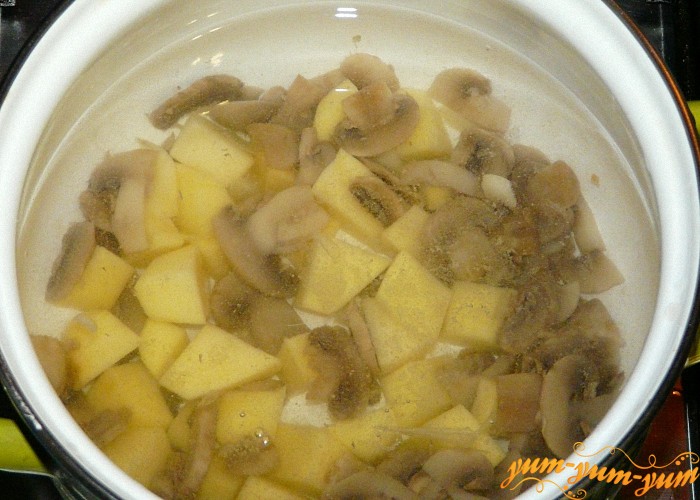 Картофель нарезать и добавить к грибам