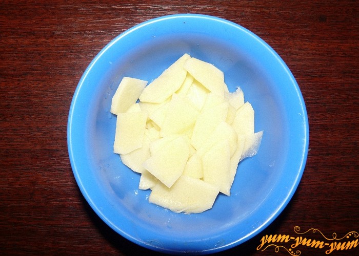 Картофель нарезать не очень крупными кусочками