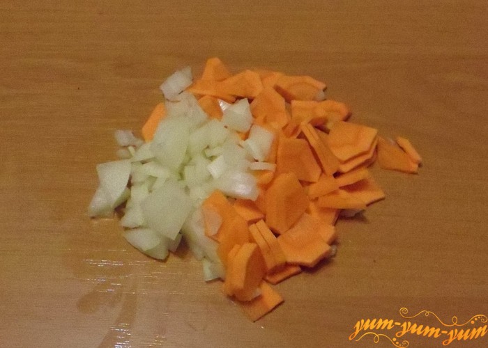 Лук и морковь нарезать мелко и добавить в суп
