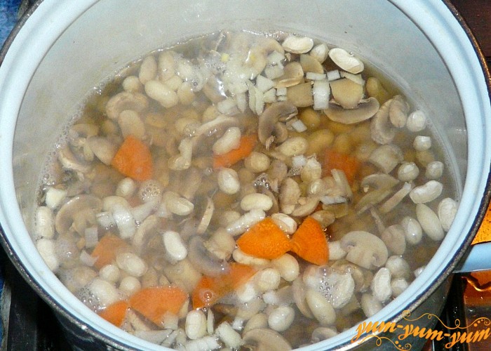 Лук и морковь почистить нарезать и добавить в суп