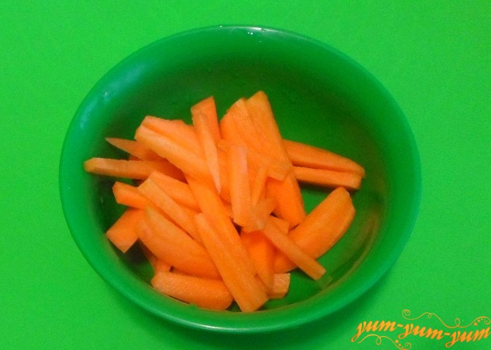Морковь и нашинковать тонкой соломкой