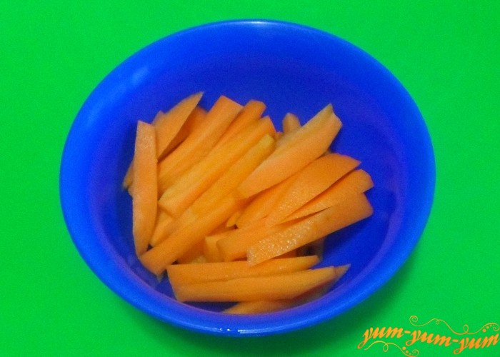 Морковь нашинковать соломкой