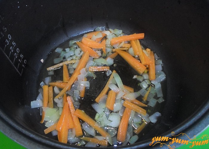 Обжарить в масле лук и морковь