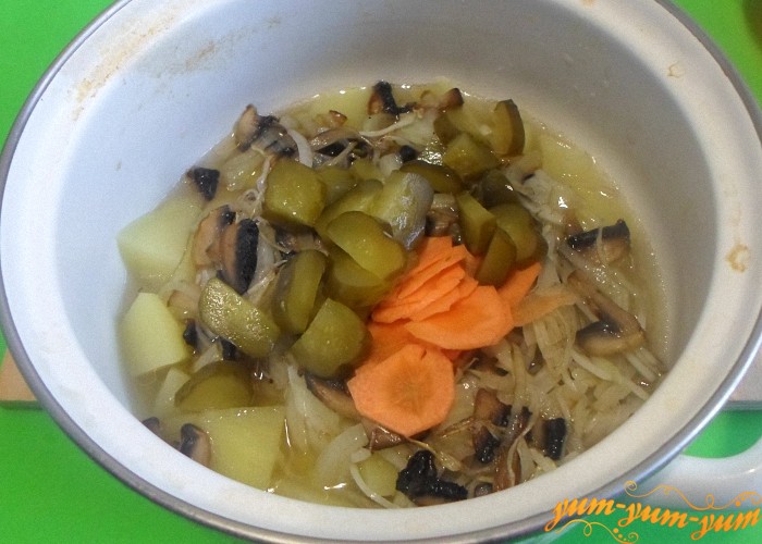Положить морковь в суп довести до кипения и добавить соленые огурцы