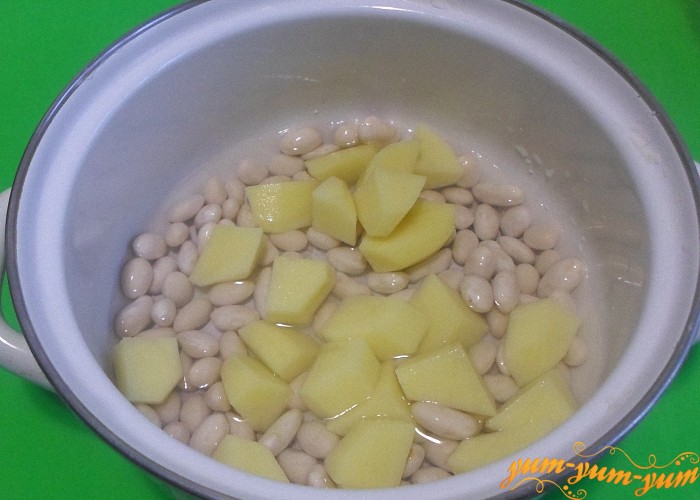 Сварить фасоль и картошку до готовности