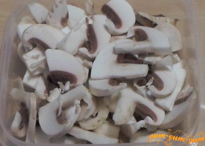 Свежие грибы тонкими брусками