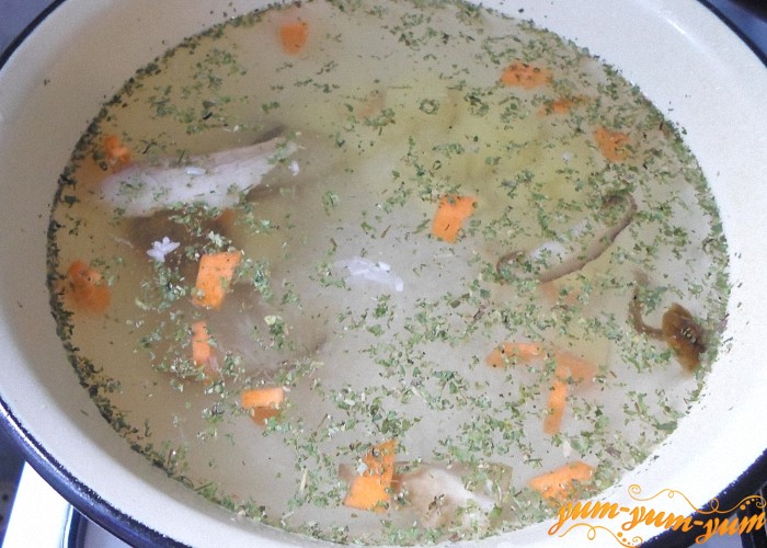 Добавить в суп рис и картофель морковь и зелень