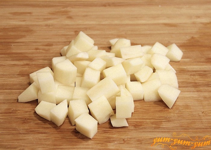 Картофель нарезать кубиками