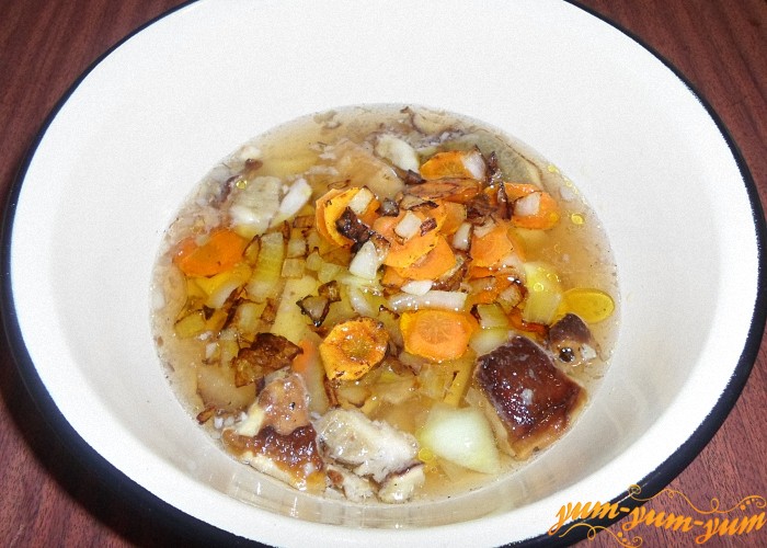 Лук и морковь обжарить на сковороде и добавить в суп
