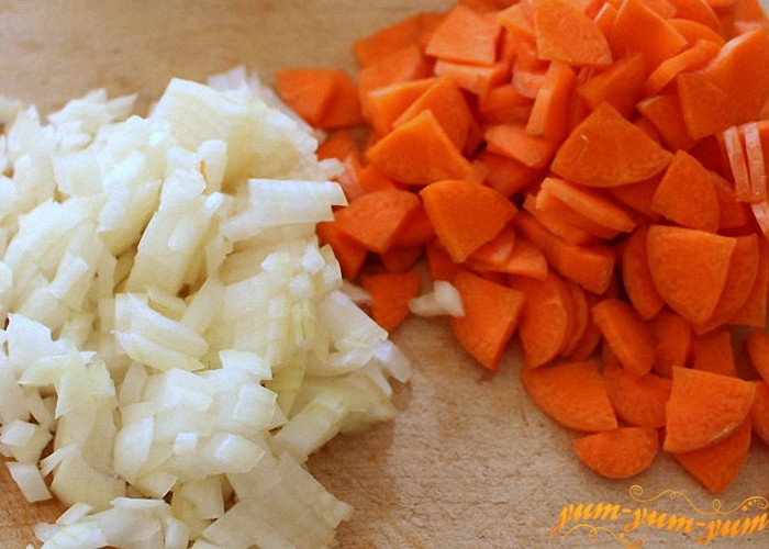 Морковь и лук нарезать кубиками
