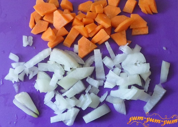 Морковь и лук почистить и нарезать мелко