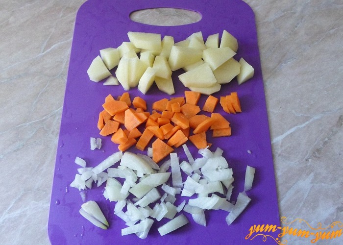 Морковь лук и картофель и нашинковать тонкими брусочками