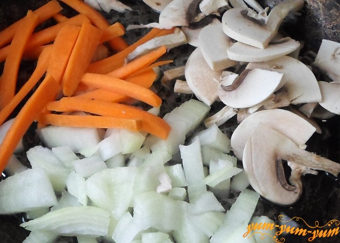 Обжарить на сковороде лук морковь и грибы