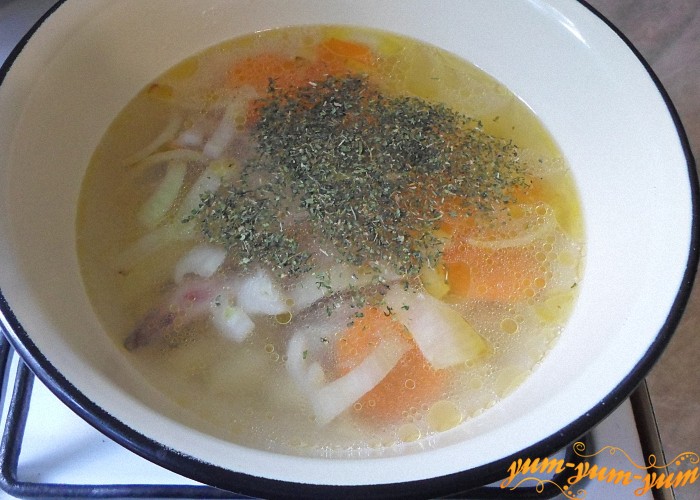 Сварить суп из сухих грибов и крылышек до готовности